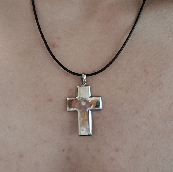 Sterling Slilver NWOT Cross Pendant Necklace With Diamond & Black Leather Chain - Picture 2 of 9